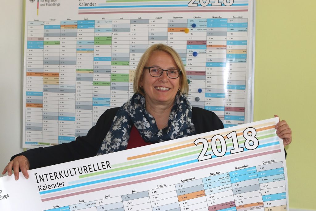 Bärbel Simon mit interkulturellem Kalender