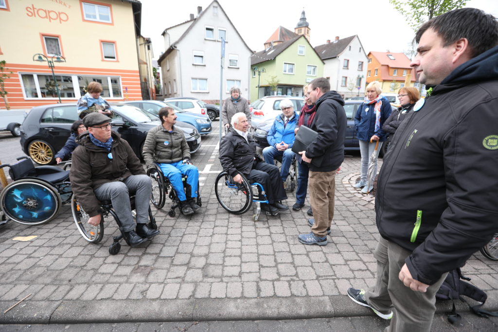 Rollstuhlfahrer erkunden Breuberg