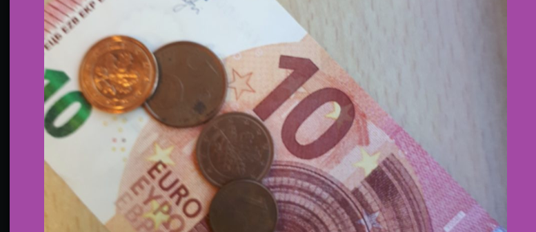 Zehn Euro und Münzen