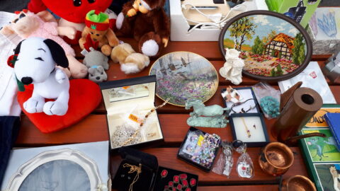 Einige Gegenstände liegen für den Verkauf auf dem Tisch.