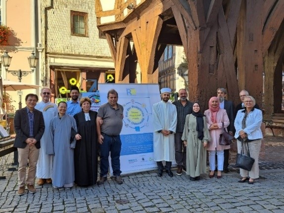 Mehrere Personen stehen lächelnd vor dem historischen Rathaus in Michelstadt