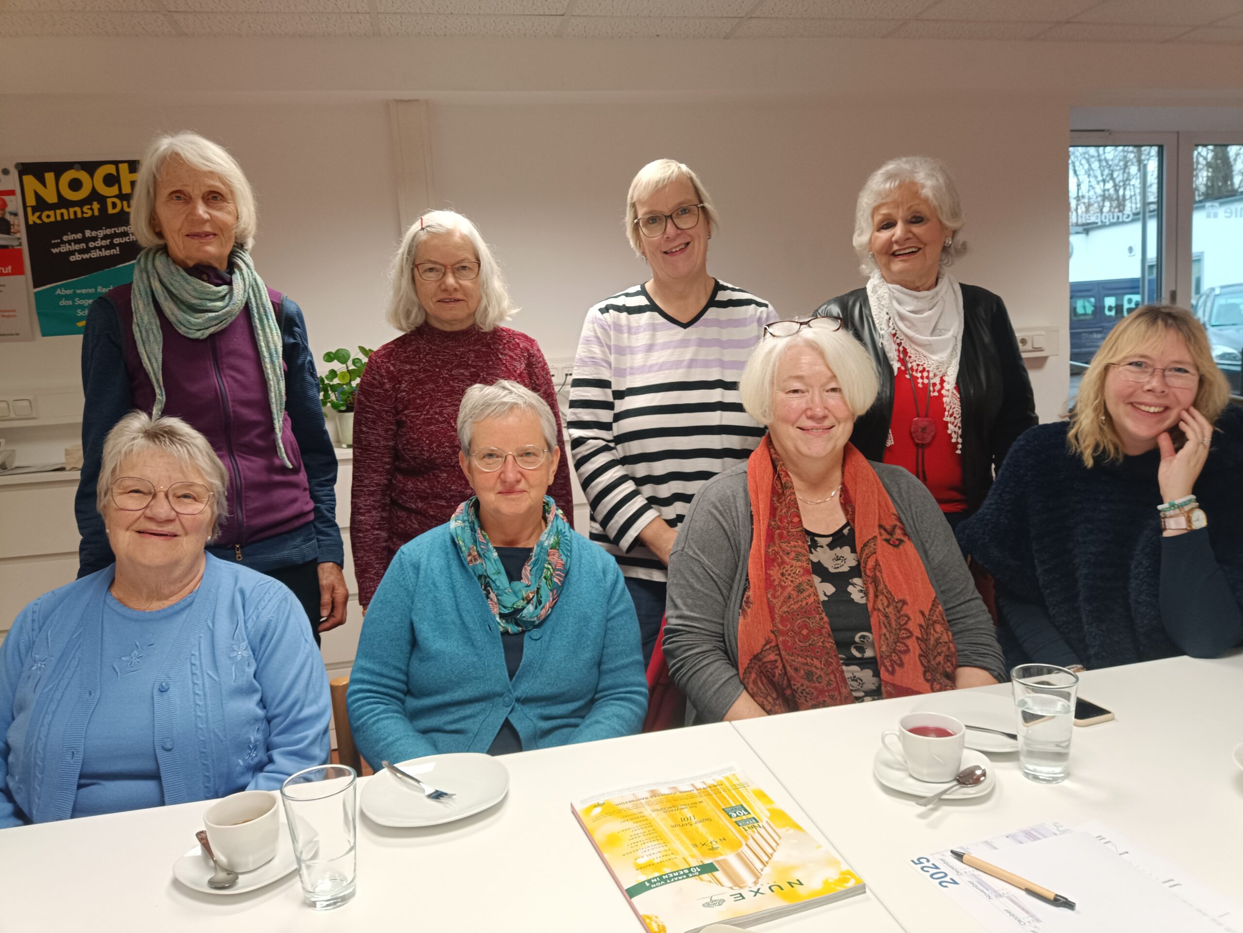 8 Frauen auf einem Gruppenfoto